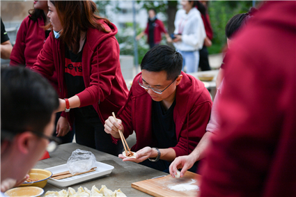 田轩与同学们一同包饺子.jpg