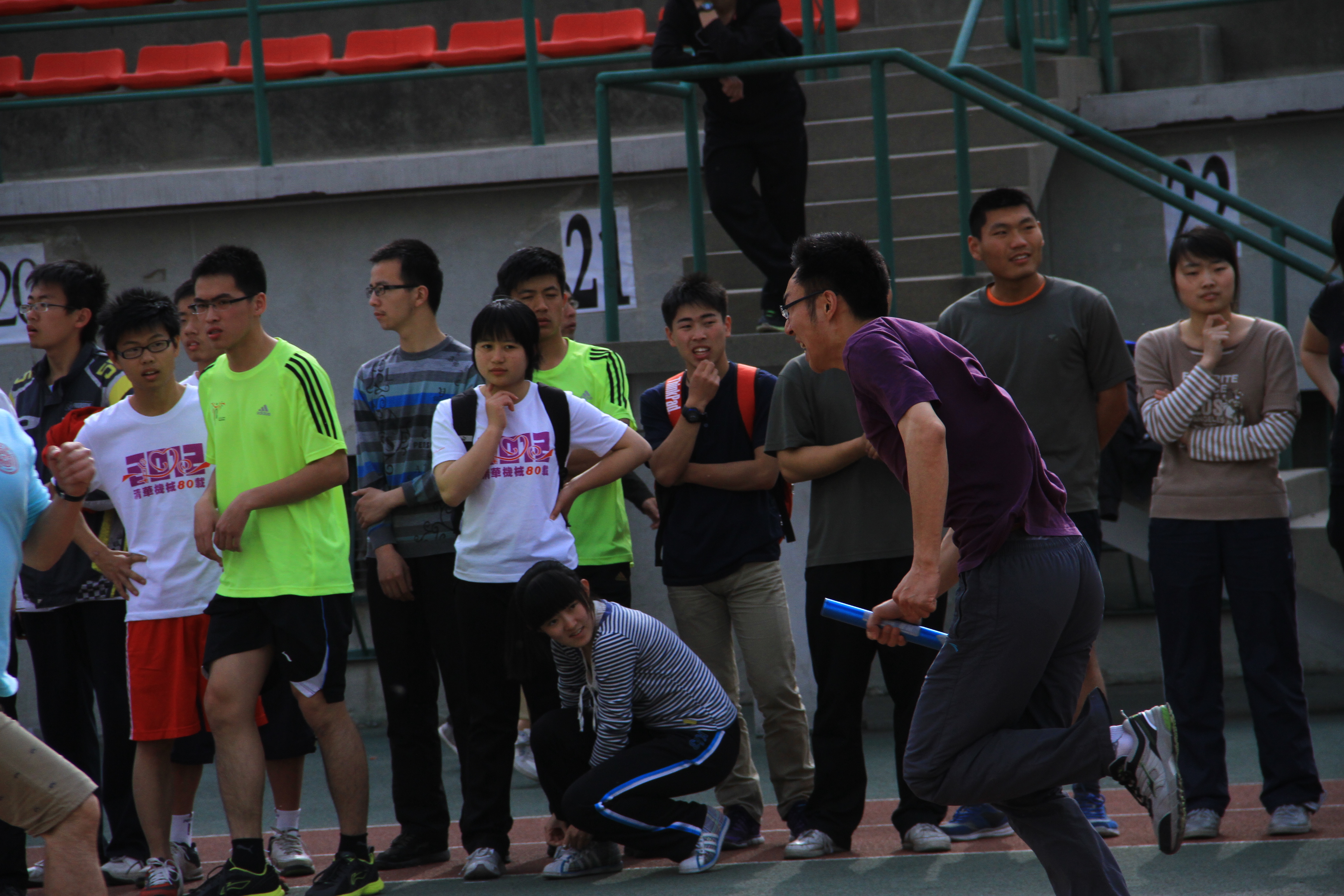 图为同学们在进行接力比赛